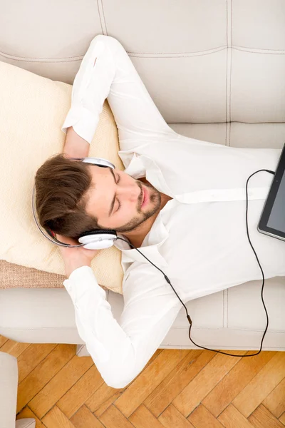 Ung man lyssnar på musik — Stockfoto